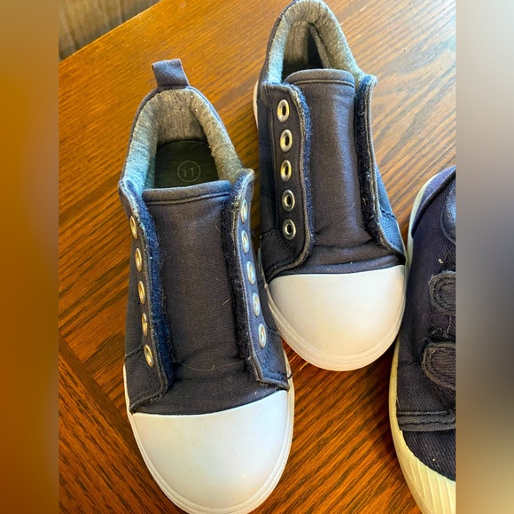 3 pairs boys sneakers/boots: 1 pair tan ankle boots & 2 navy canvas Cat & Jack - Picture 2 of 8